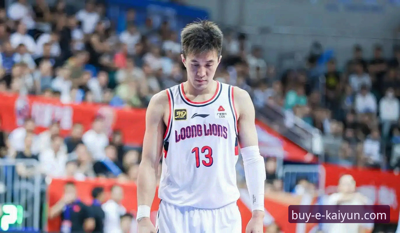 卫冕冠军的战术演练与球迷的观赛体验：一场大胜背后的双重解读